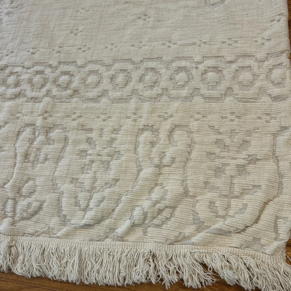Vtg Cottagecore Chenille Pattern Bedspread Full Size White Fringe Blanket Granny